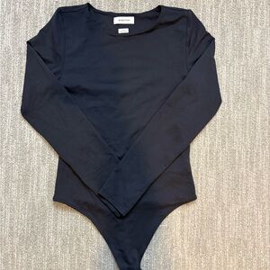Aritzia Babaton Contour Crew Long Sleeve Bodysuit – Charcoal Black (Size M)